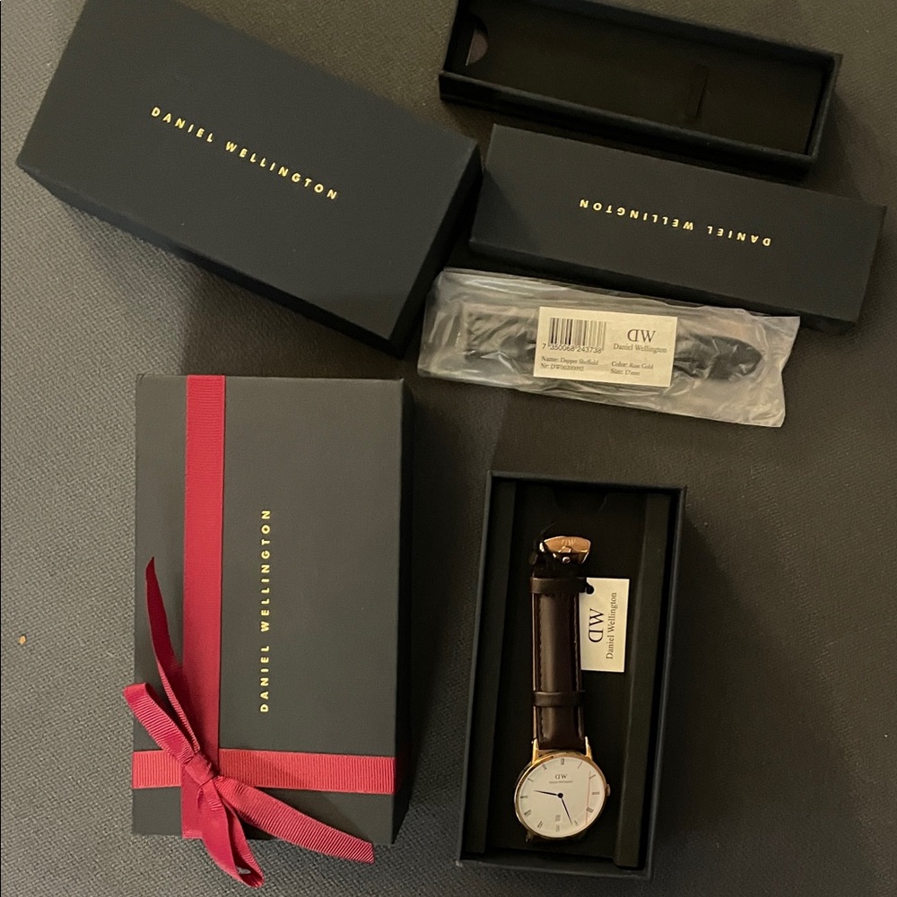 Daniel Wellington Gold and Brown Leather Watch with extra black leather straps